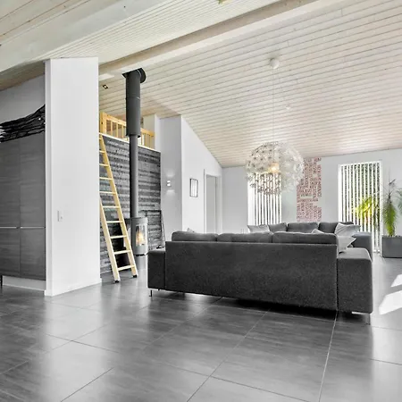 בית נופש Lovely In With Sauna