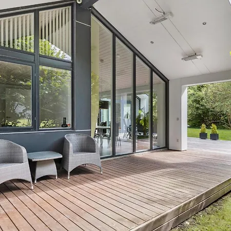 בית נופש Lovely In With Sauna *