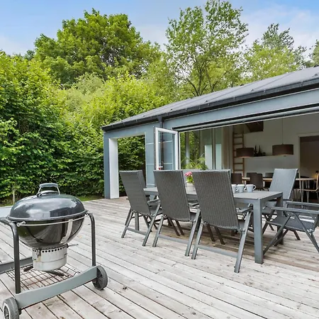 בית נופש Lovely In With Sauna